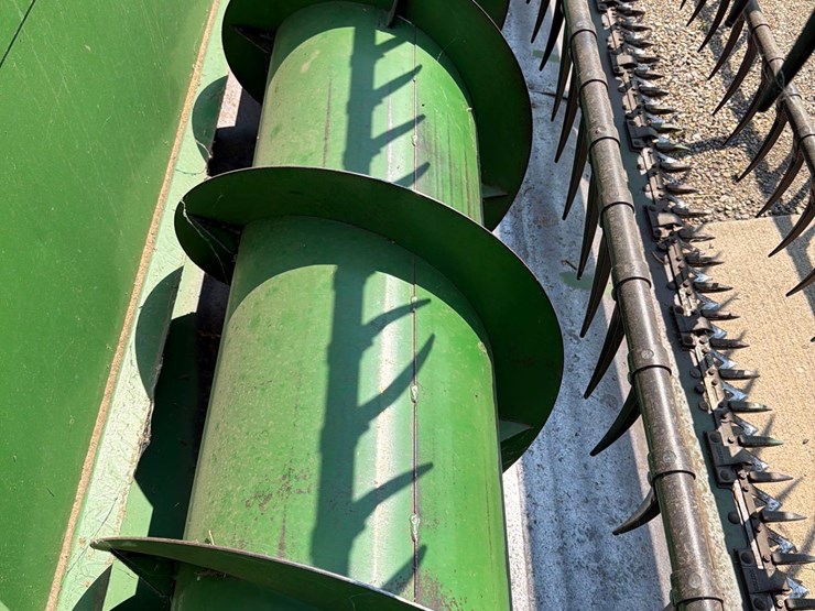 john-deere-220-image-34