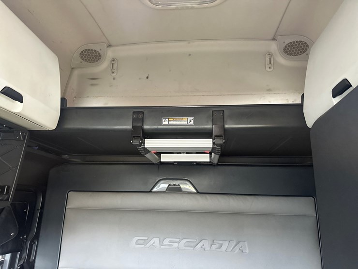 #61416-•-2019-freightliner-cascadia-evolution-iseries-sleeper-cab-truck-tractor-image-54
