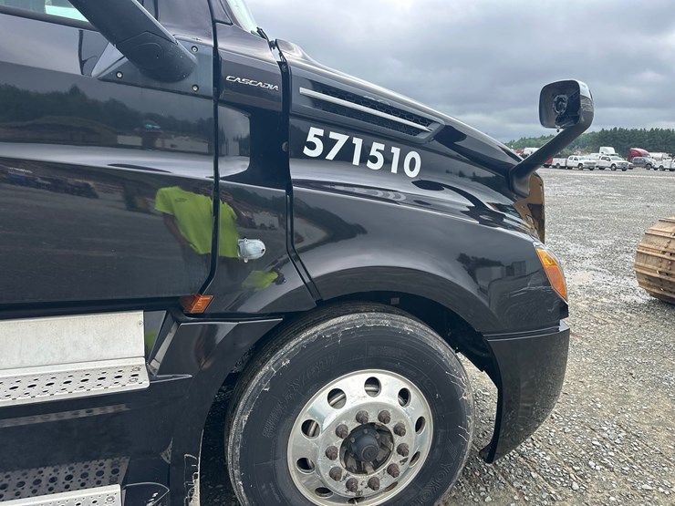 #61416-•-2019-freightliner-cascadia-evolution-iseries-sleeper-cab-truck-tractor-image-12