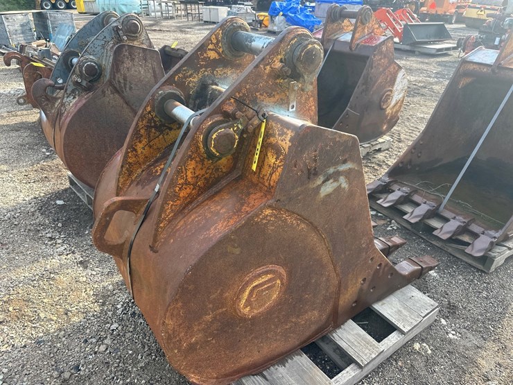#2703-•-approx-35"-excavator-bucket-image-2