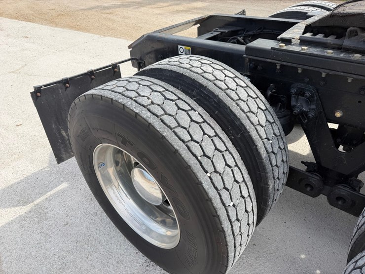 2016-kenworth-w900l-image-28