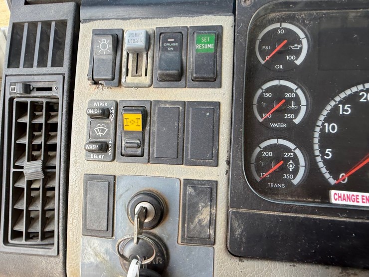 2003-freightliner-fl80-image-108