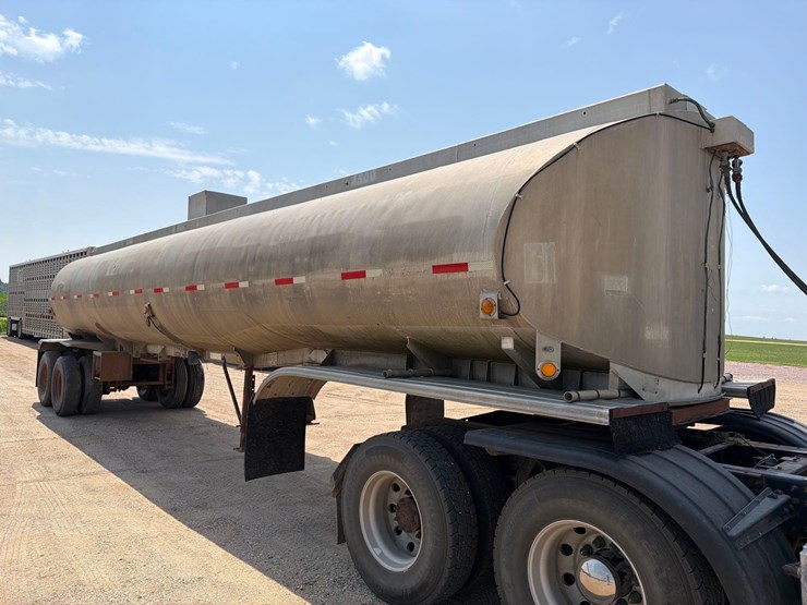 1959-fruehauf-tanker-image-4