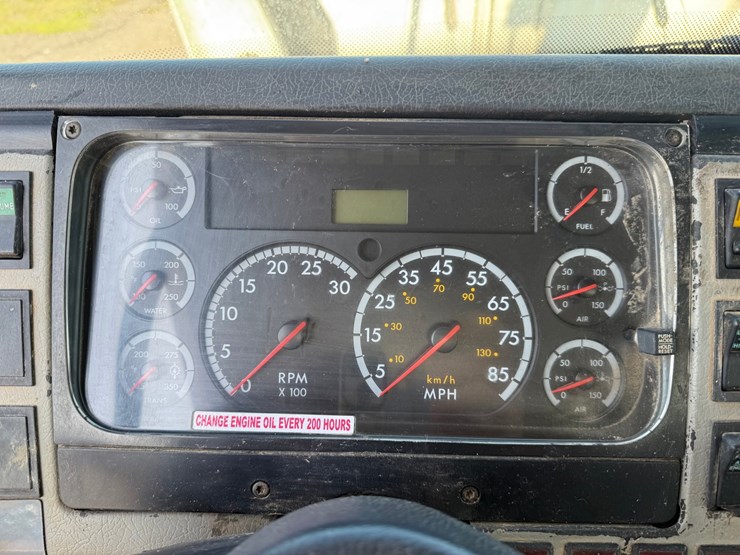 2003-freightliner-fl80-image-109