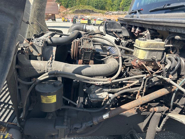 2000-freightliner-fl60-image-46