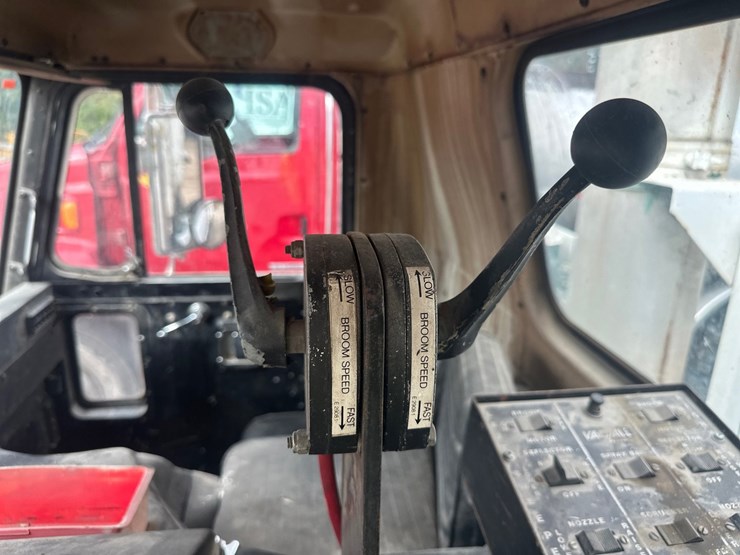 1990-peterbilt-320-image-41