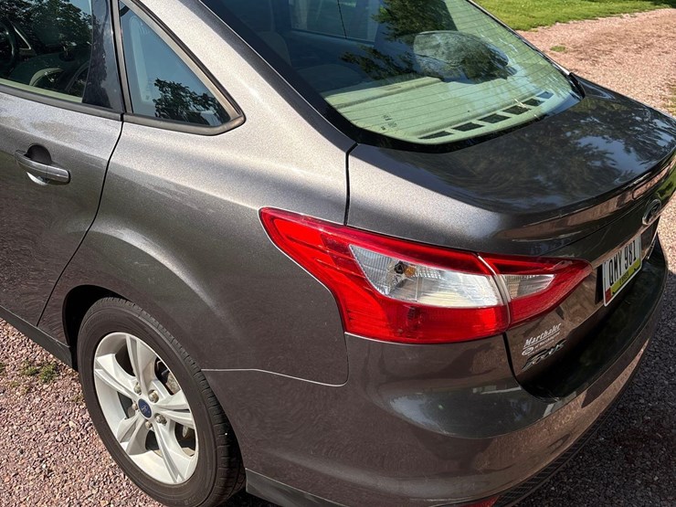 2014-ford-focus-se-car-image-19