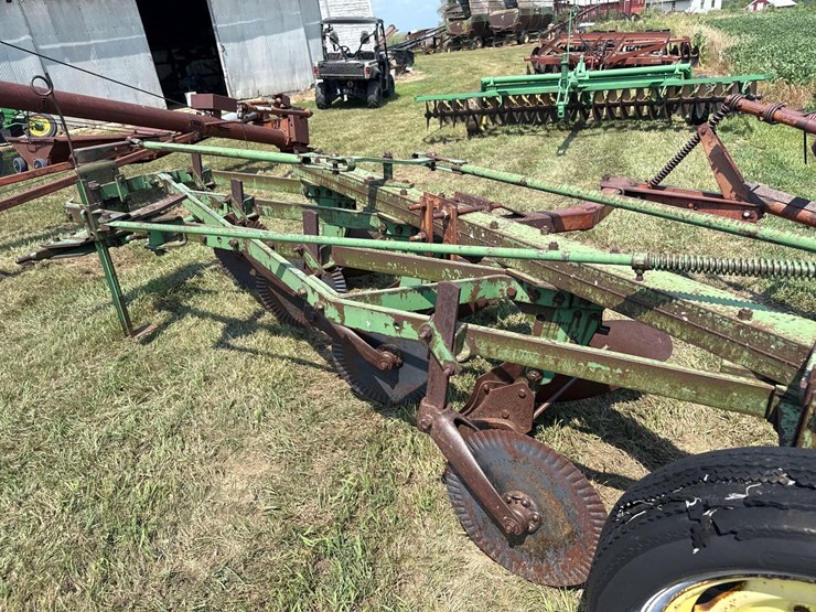 john-deere-4-bottom-plow-image-4