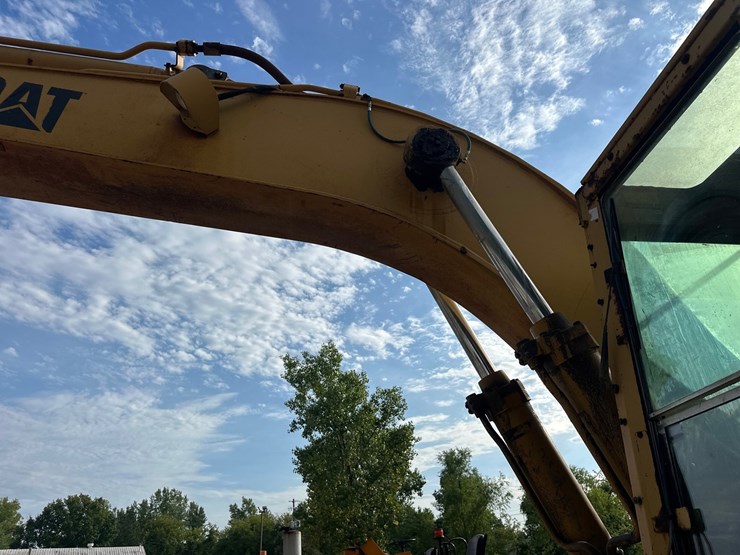 caterpillar-225d-lc-image-31
