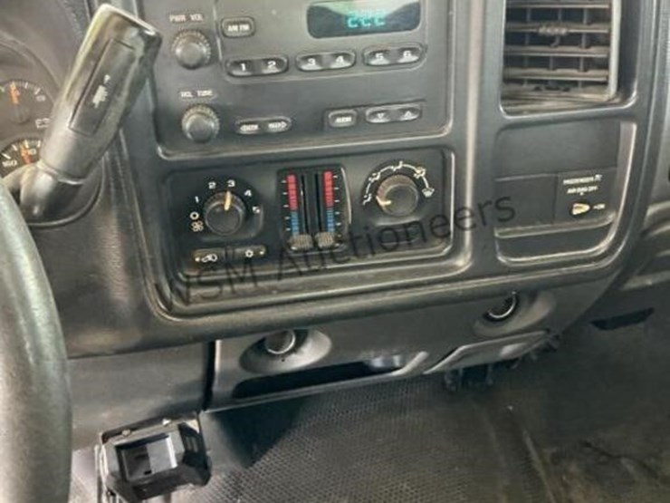2004-chevrolet-silverado-2500hd-image-19