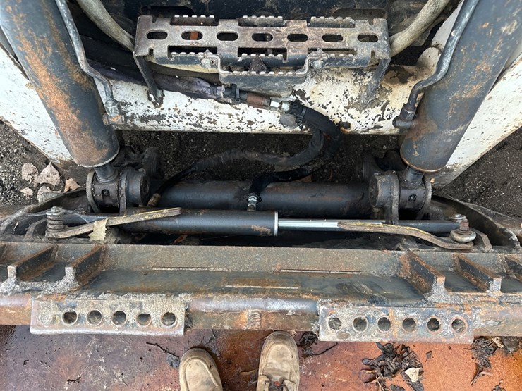 2012-bobcat-s850-image-16
