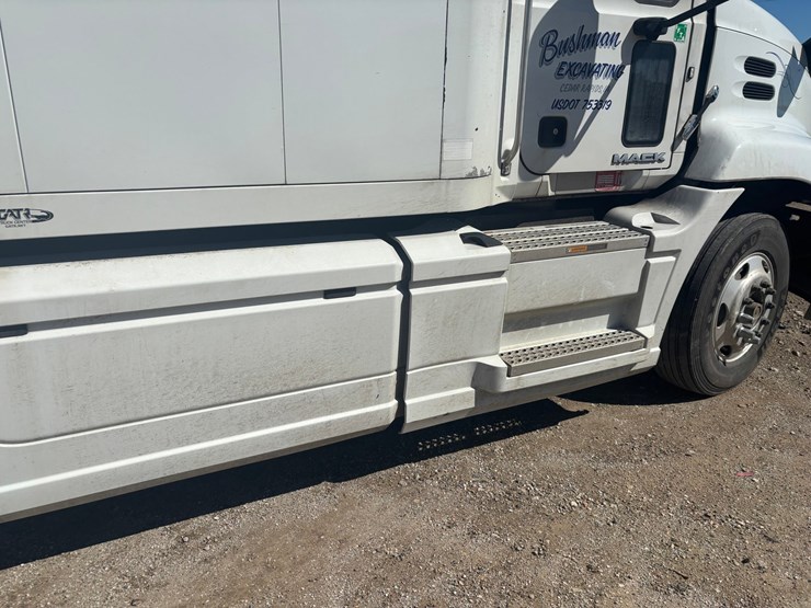 #2161-•-2015-mack-cxu600-sleeper-cab-truck-tractor-image-26