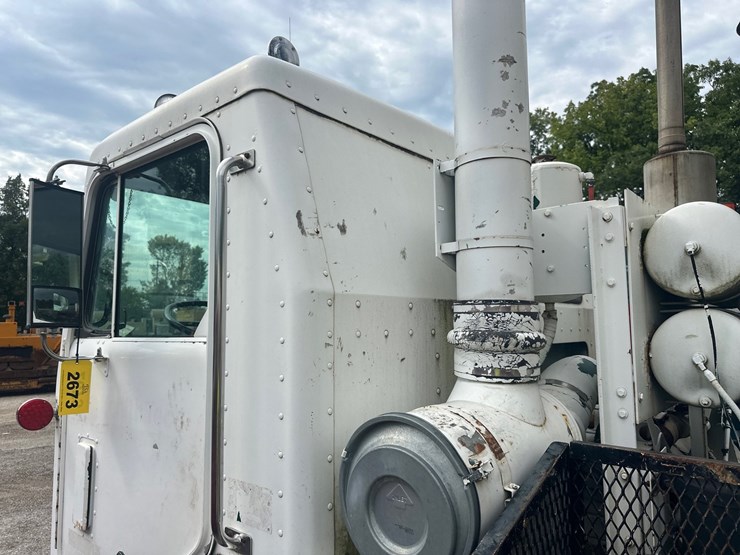 1990-peterbilt-320-image-11