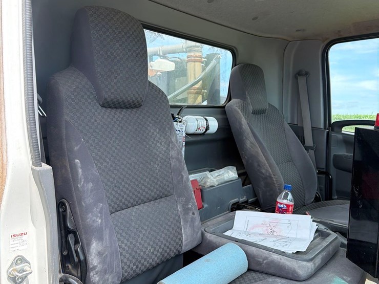 2015-isuzu-nrr-image-46