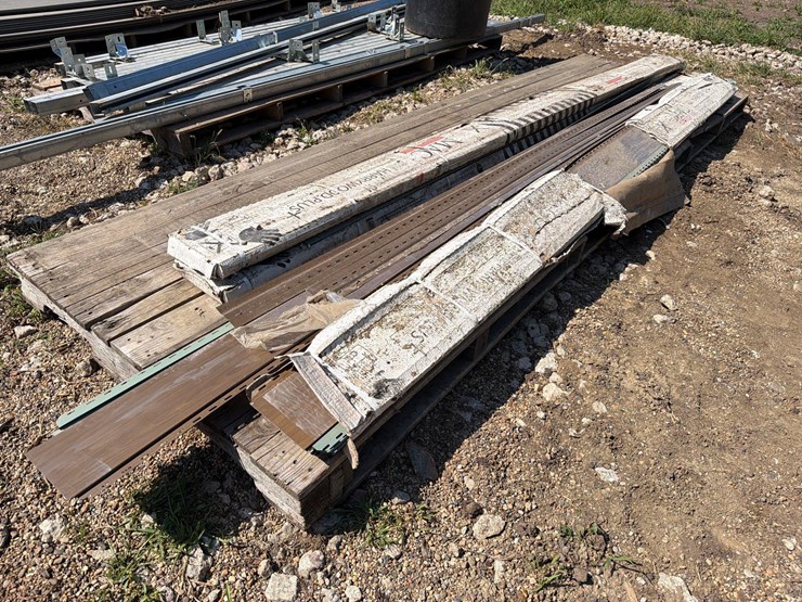 wood-grain-steel-horizontal-siding-image-1