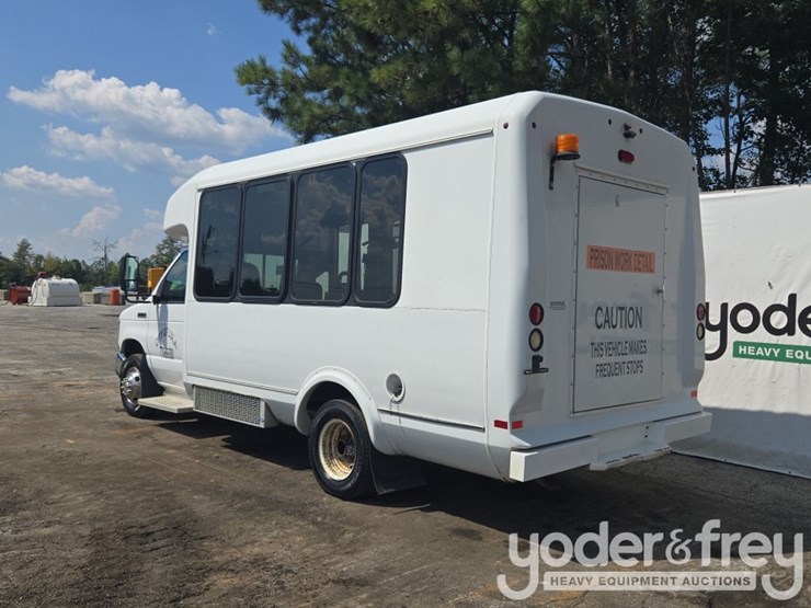 2017-ford-e350-image-3