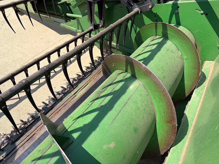 john-deere-220-image-10