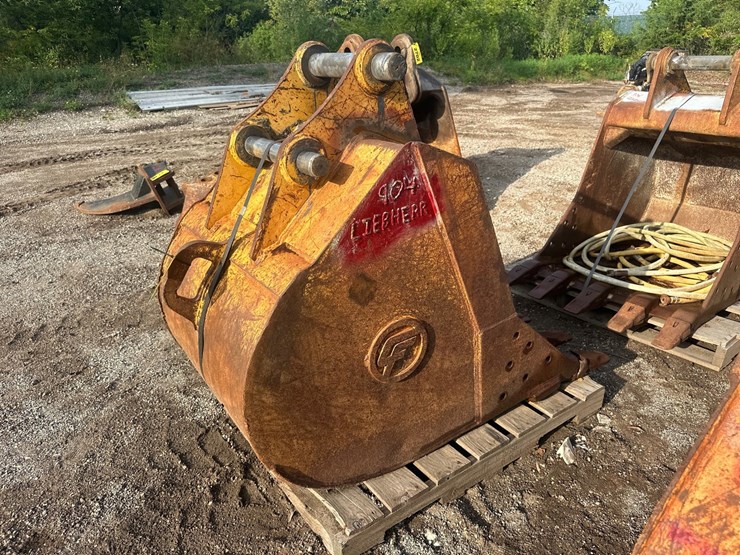 #2732-•-approx-36"-excavator-bucket-image-4
