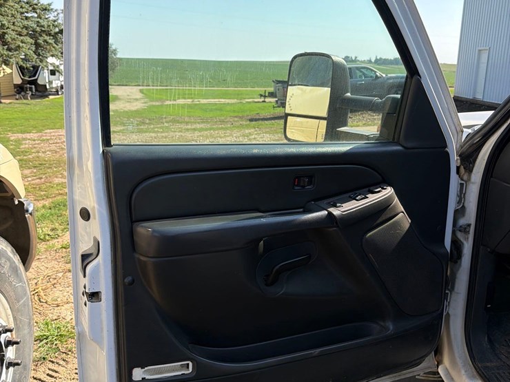2006-chevrolet-3500-image-30