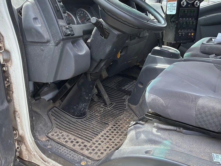 2015-isuzu-nrr-image-52