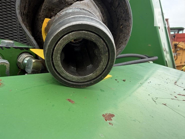 john-deere-335-image-7
