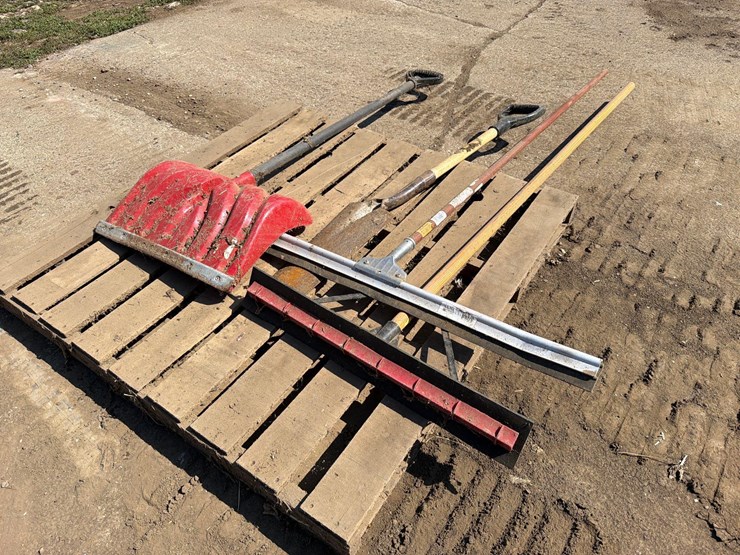 spade,-squeeges,-snow-shovel-image-1