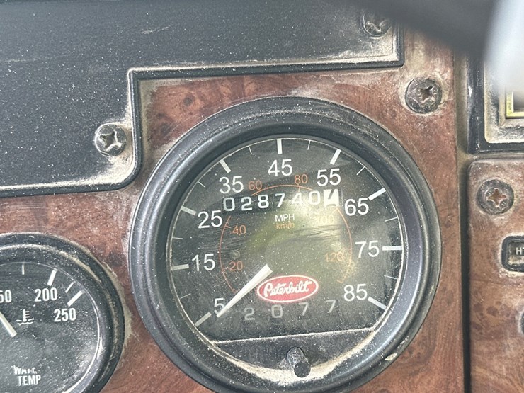 2006-peterbilt-335-image-42