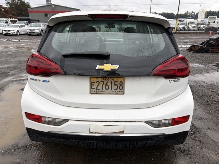 2017-chevrolet-bolt-ev-electric-hatchback-image-5