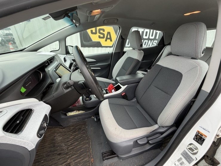 2017-chevrolet-bolt-ev-electric-hatchback-image-21