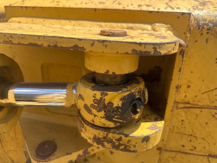 caterpillar-d5c-xl-image-22