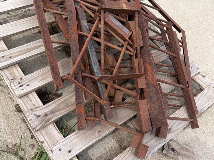 v-shaped-grain-bin-supports-image-3