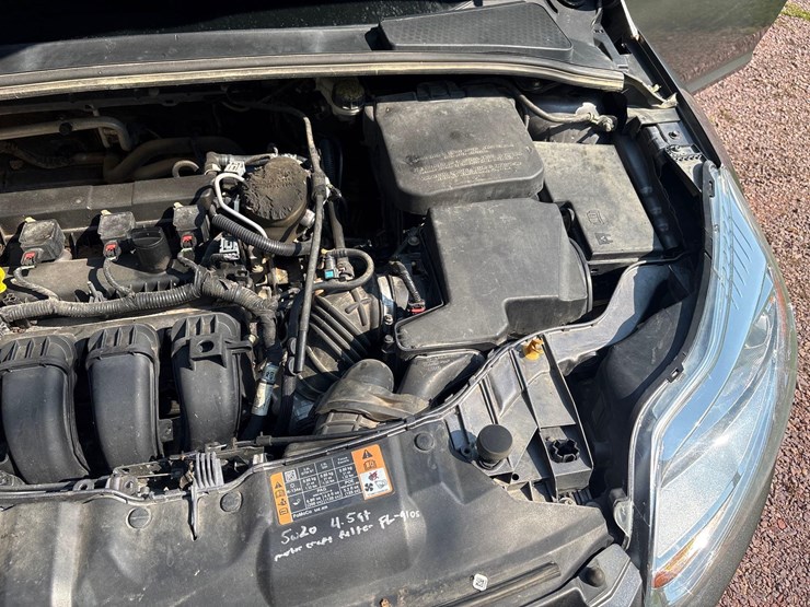 2014-ford-focus-se-car-image-37
