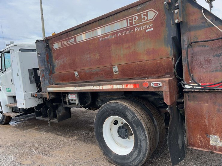 2004-freightliner-fl70-image-40