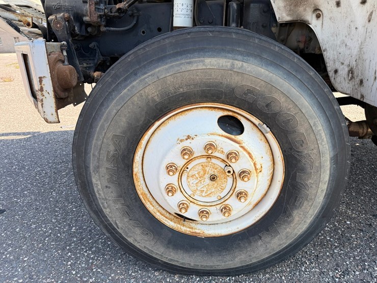2003-freightliner-fl80-image-110