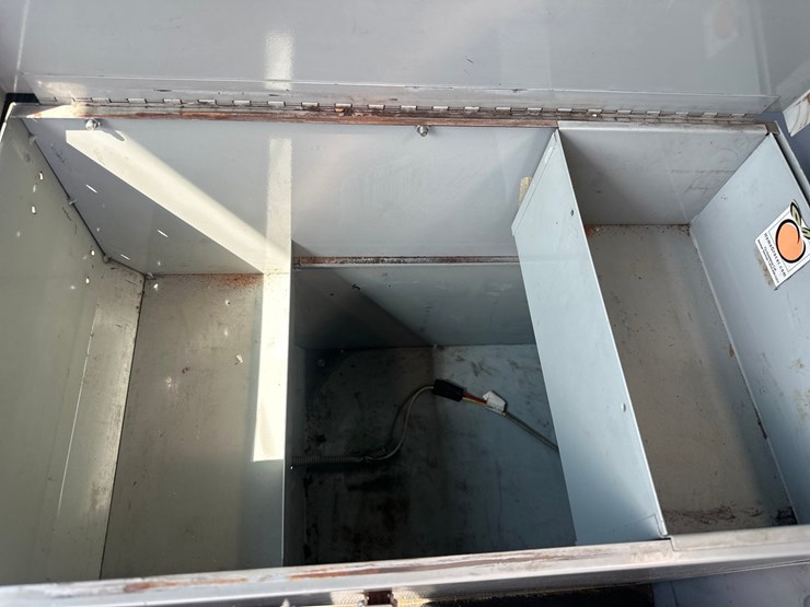 2000-freightliner-fl60-image-45