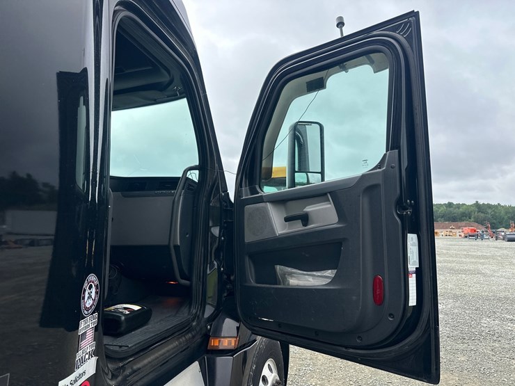 #61416-•-2019-freightliner-cascadia-evolution-iseries-sleeper-cab-truck-tractor-image-35