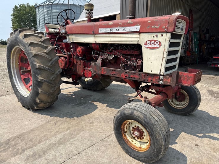farmall-560-diesel-tractor-image-1