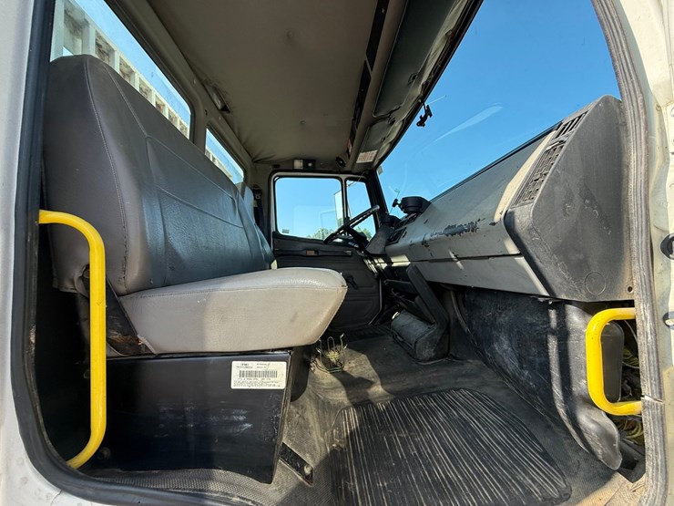 2003-freightliner-fl80-image-101