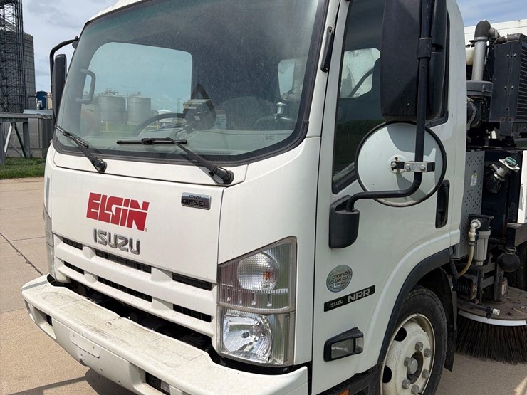 2015-isuzu-nrr-image-13