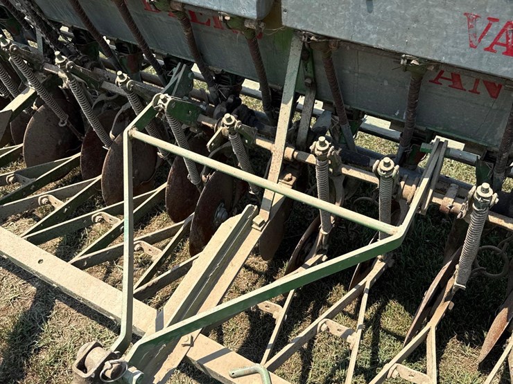john-deere-van-brunt-12ft-drill-image-4