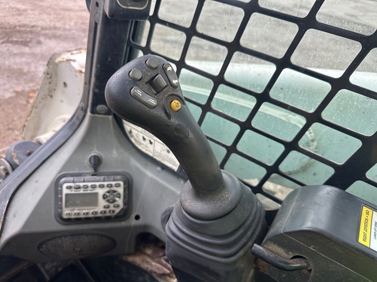 2012-bobcat-s850-image-37