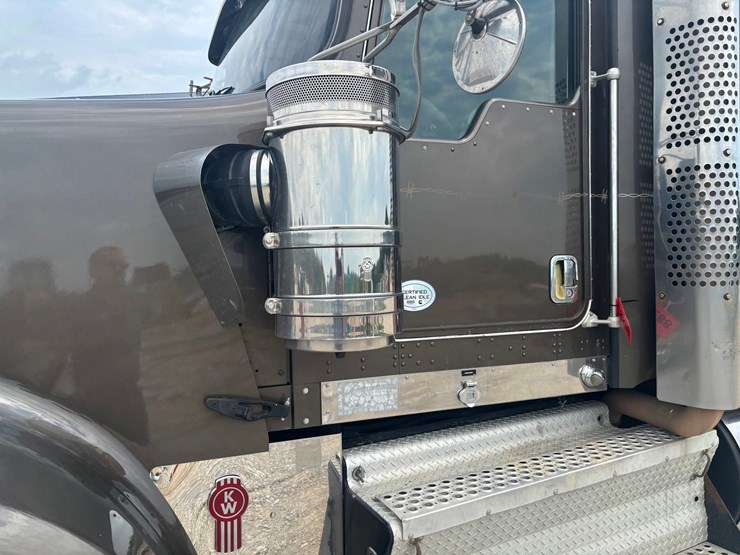 2012-kenworth-w900-image-11