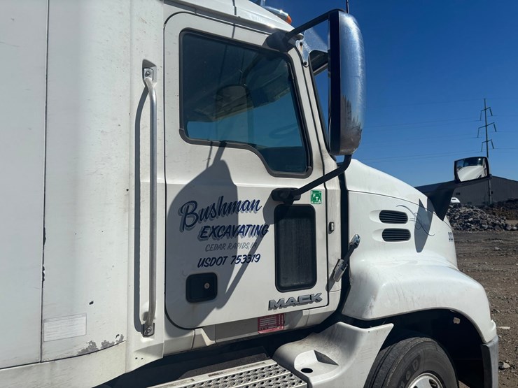 #2161-•-2015-mack-cxu600-sleeper-cab-truck-tractor-image-28