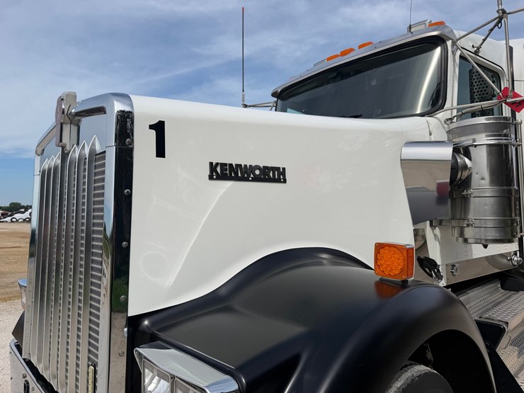 2016-kenworth-w900l-image-10