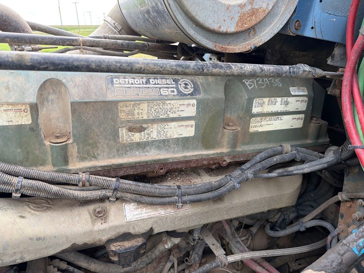 2000-freightliner-fld120-image-70