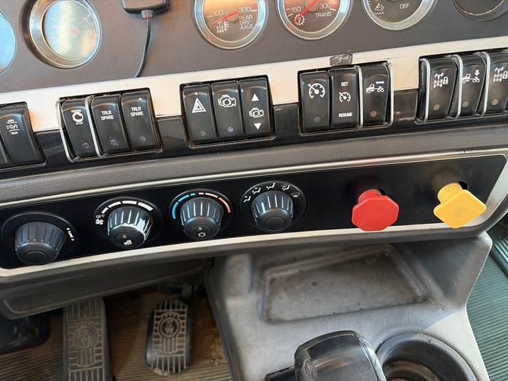 2019-kenworth-t800-image-18