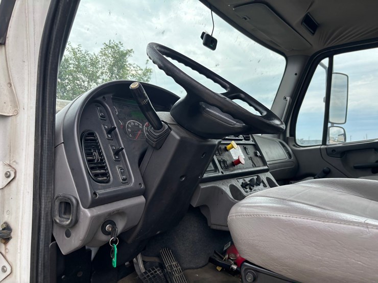 #2297-•-2017-freightliner-m2-single-axle-day-cab-truck-tractor-image-42