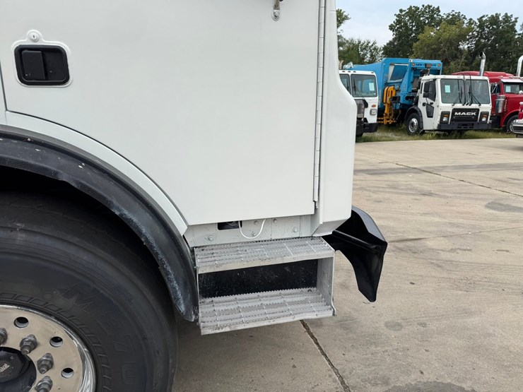 2016-mack-mru613-image-41
