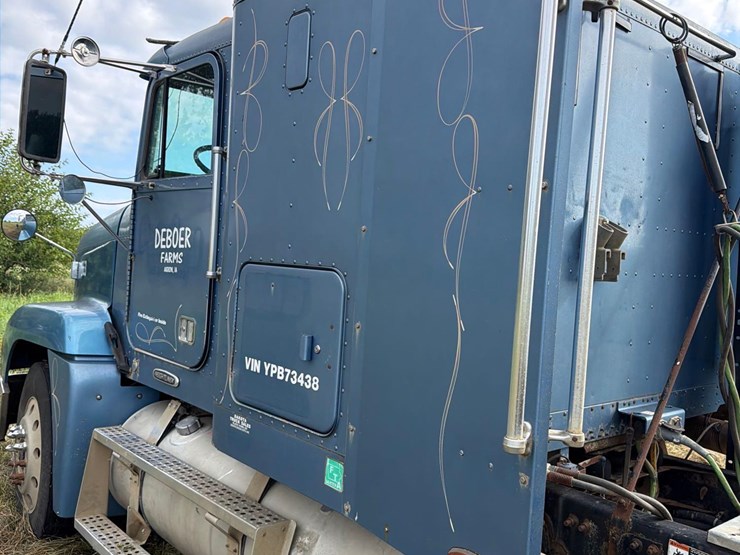 2000-freightliner-fld120-image-9