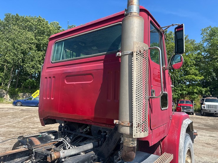 #2639-•-white-gmc-cab-and-chassis-image-17